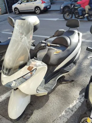 Suzuki Burgman 200cc Scooter Blanco 38000 km