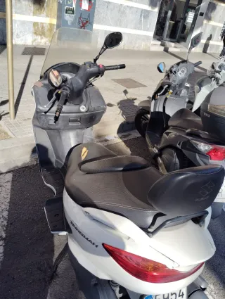 Suzuki Burgman 200cc Scooter Blanco 38000 km