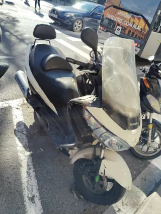 Suzuki Burgman 200cc Scooter Blanco 38000 km