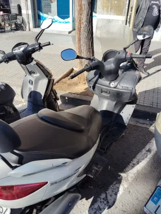 Suzuki Burgman 200cc Scooter Blanco 38000 km