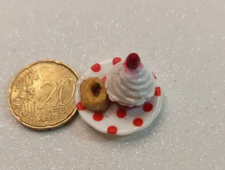 Miniatura di cupcake e roll con piatto