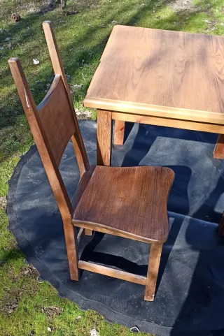 Mesa y 4 sillas madera maciza tipo Mesón.