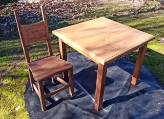 Mesa y 4 sillas madera maciza tipo Mesón.