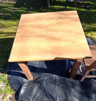Mesa y 4 sillas madera maciza tipo Mesón.