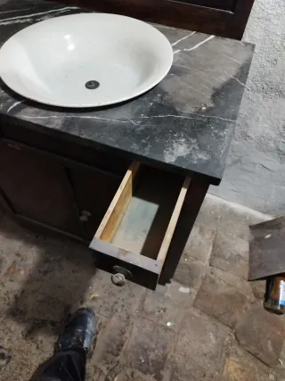 Lavabo antiguo de madera y mármol