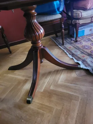 Conjunto Mesa y Silla salón estilo clásico.