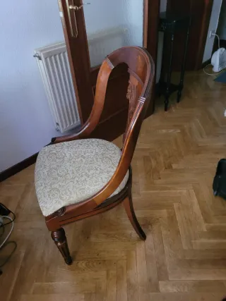 Conjunto Mesa y Silla salón estilo clásico.