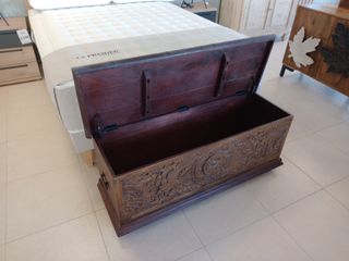 Baúl de madera tallada