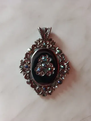 Cameo gotico con pietre