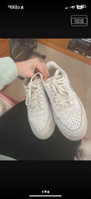 Zapatillas Nike Blancas y Plateadas