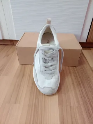 Zapatillas beige y blancas