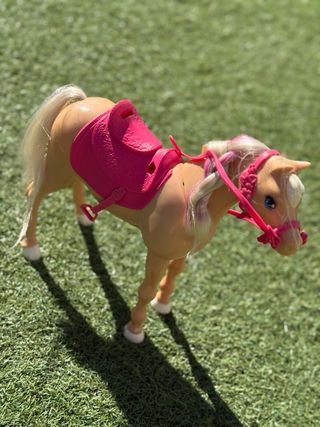 Caballo Barbie con silla y brida que baila y ruge