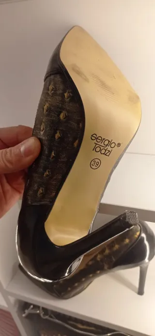 Zapatos de tacón negros y dorados