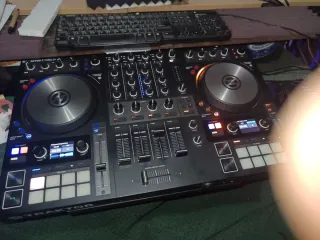 Está semana solo .Controlador DJ Traktor  S4 mk3
