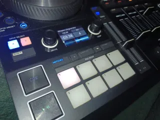 Está semana solo .Controlador DJ Traktor  S4 mk3