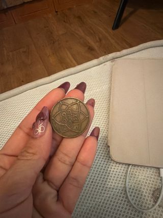 Moneda antigua con diseño de estrella