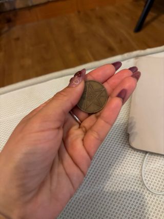 Moneda antigua con diseño de estrella