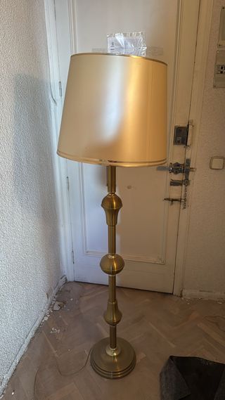 Lámpara de pie dorada de metal
