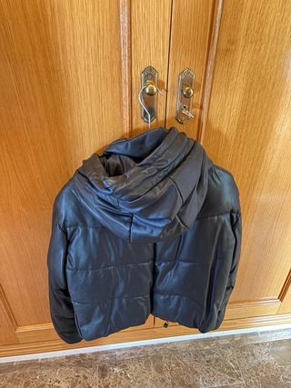 Abrigo negro con capucha