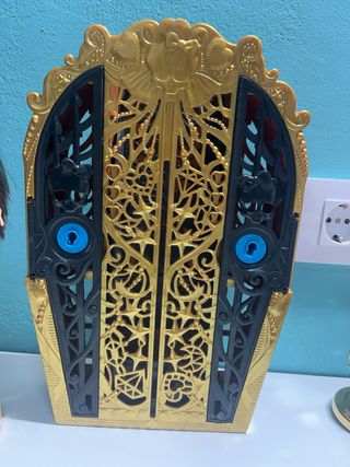 Cleo Monster High con armario dorado