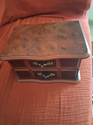 Joyero de madera con cajones