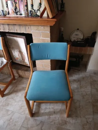 4 Sillas de comedor de madera y tela