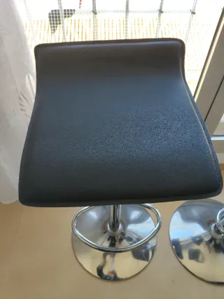 Taburetes de barra negros y plateados