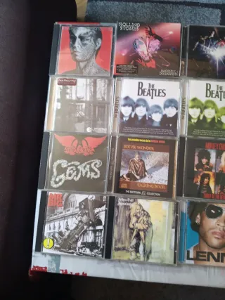 Lote 16 CDs: Rolling Stones, Beatles, Kiss