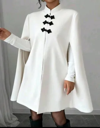 Poncho blanco con botones