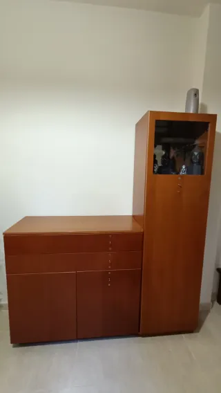 Conjunto comedor madera más mesa y sillas.