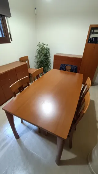 Conjunto comedor madera más mesa y sillas.