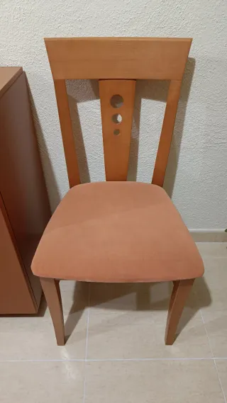 Conjunto comedor madera más mesa y sillas.