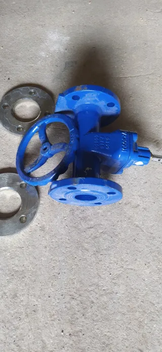 Valvola idraulica blu con flange