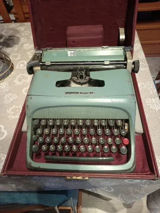 Máquina de escribir Olivetti Studio 44