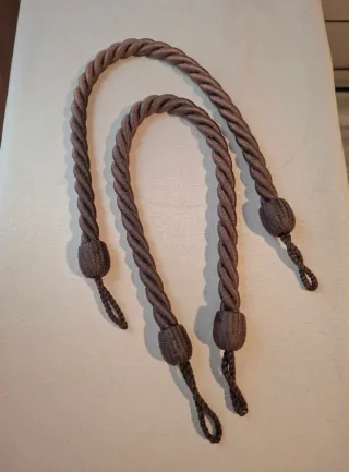 Dos alzapaños para cortinas