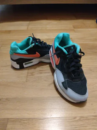 Zapatillas Nike Air Negras y Naranjas