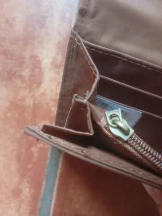 Cartera monedero de mano marrón