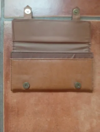 Cartera monedero de mano marrón