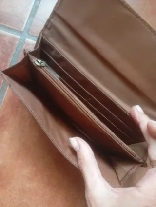 Cartera monedero de mano marrón