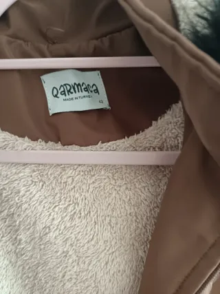 Chaquetón largo marrón con capucha