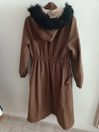 Chaquetón largo marrón con capucha