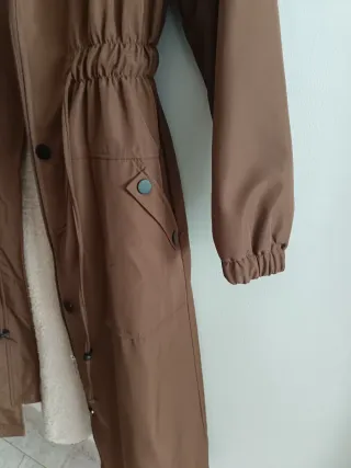 Chaquetón largo marrón con capucha