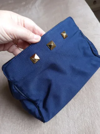 Pochette Basile blu con borchie dorate