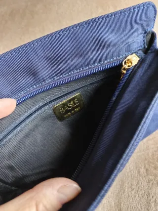 Pochette Basile blu con borchie dorate