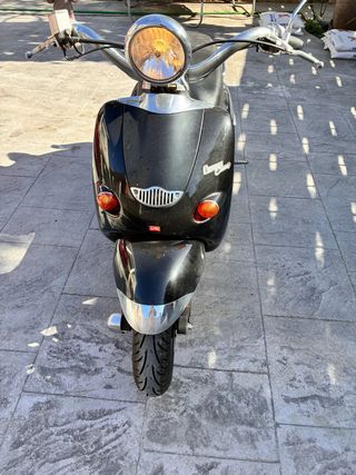 Aprilia custom scooter de 125.