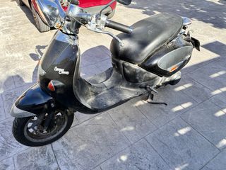 Aprilia custom scooter de 125.