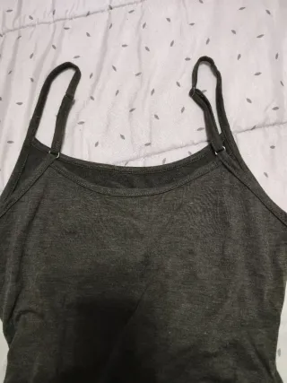 Vestido verde militar con fruncido