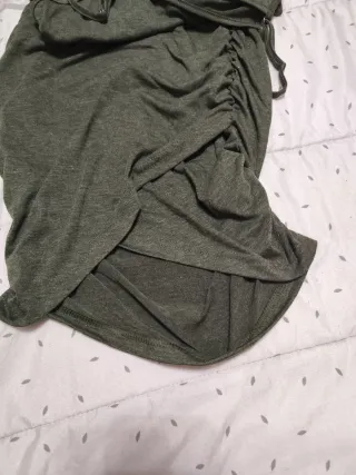 Vestido verde militar con fruncido