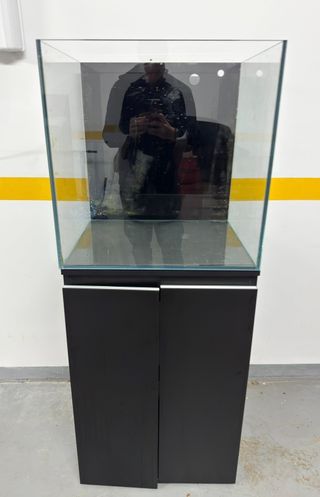 Urna acuario con mueble negro