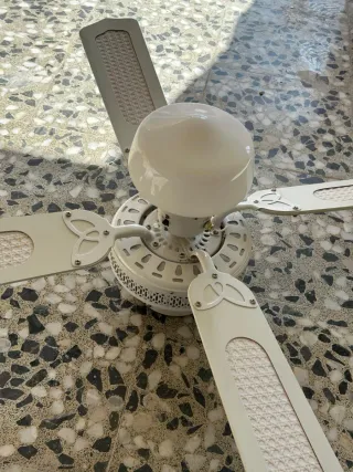 Ventilador de techo blanco